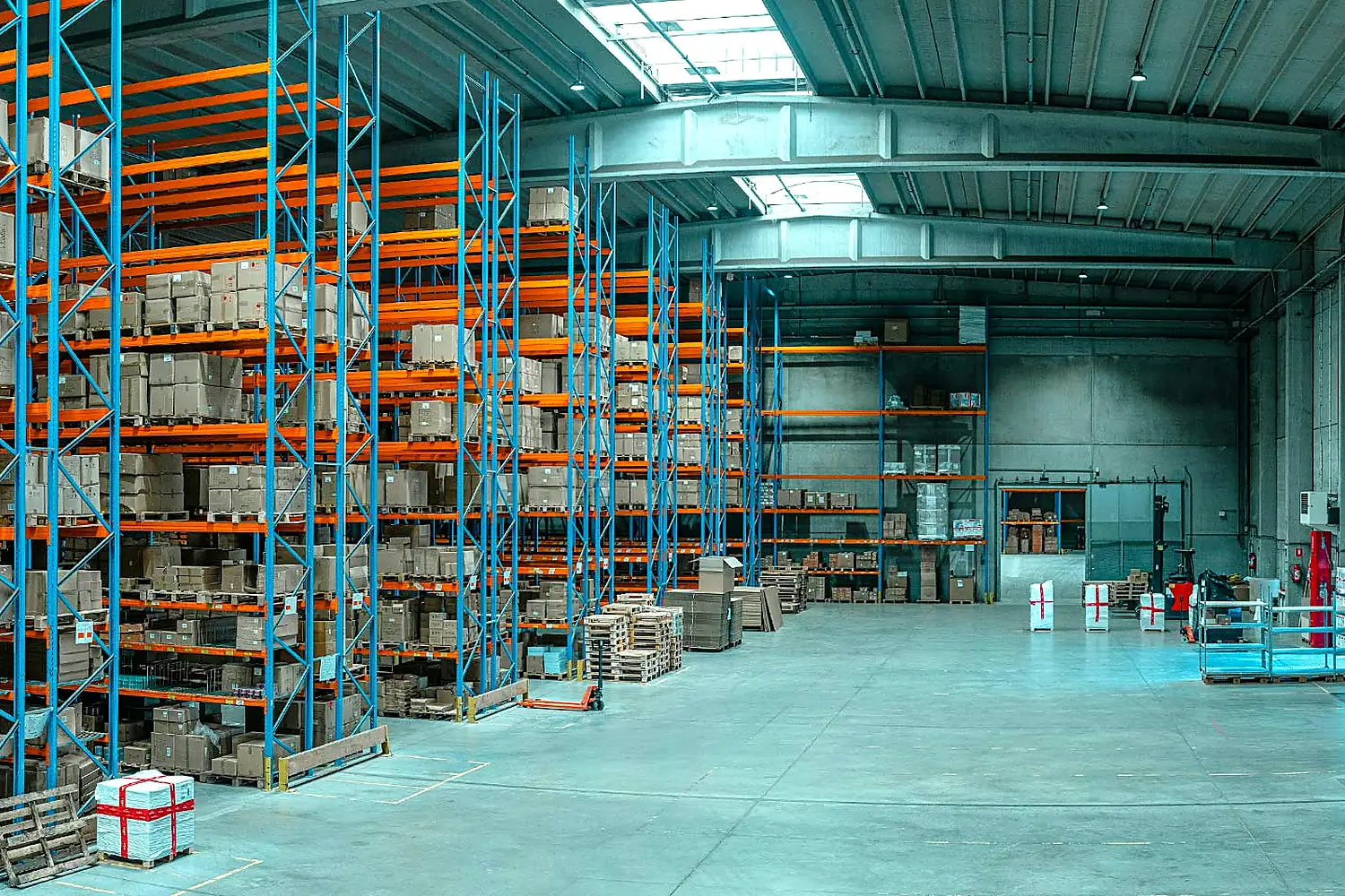 Entrepôt logistique COGIMEX USA avec racks de stockage et zone de préparation